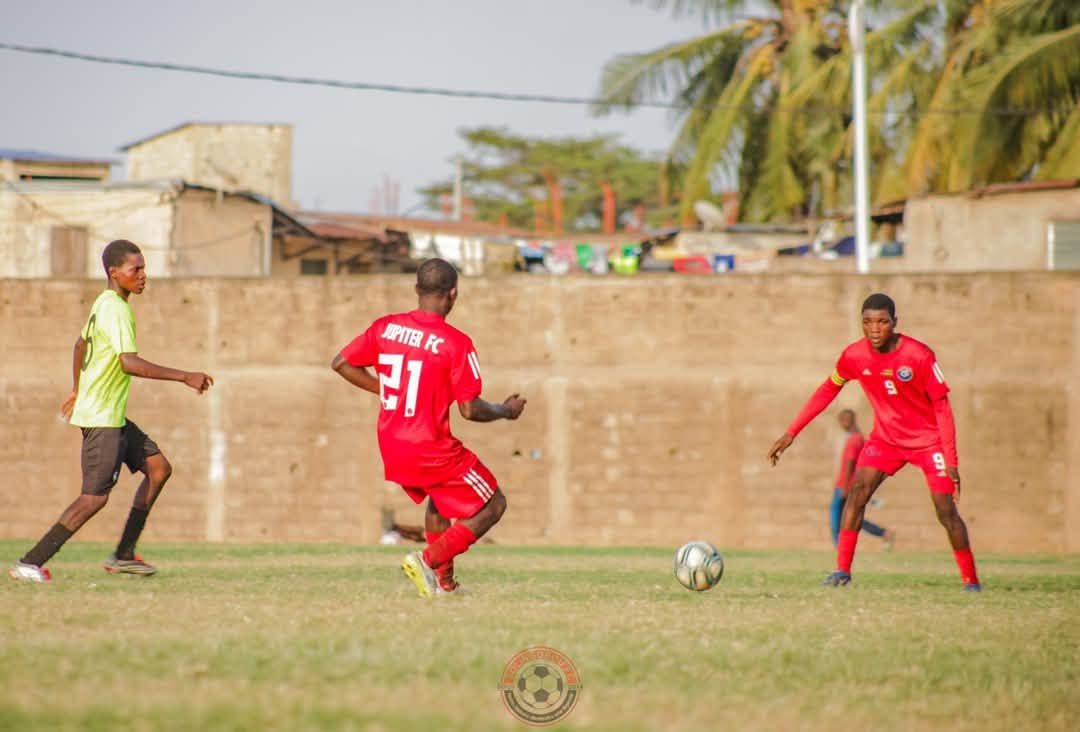 Action du match U17 entre Solingobou FC, en rouge, et l’ASE