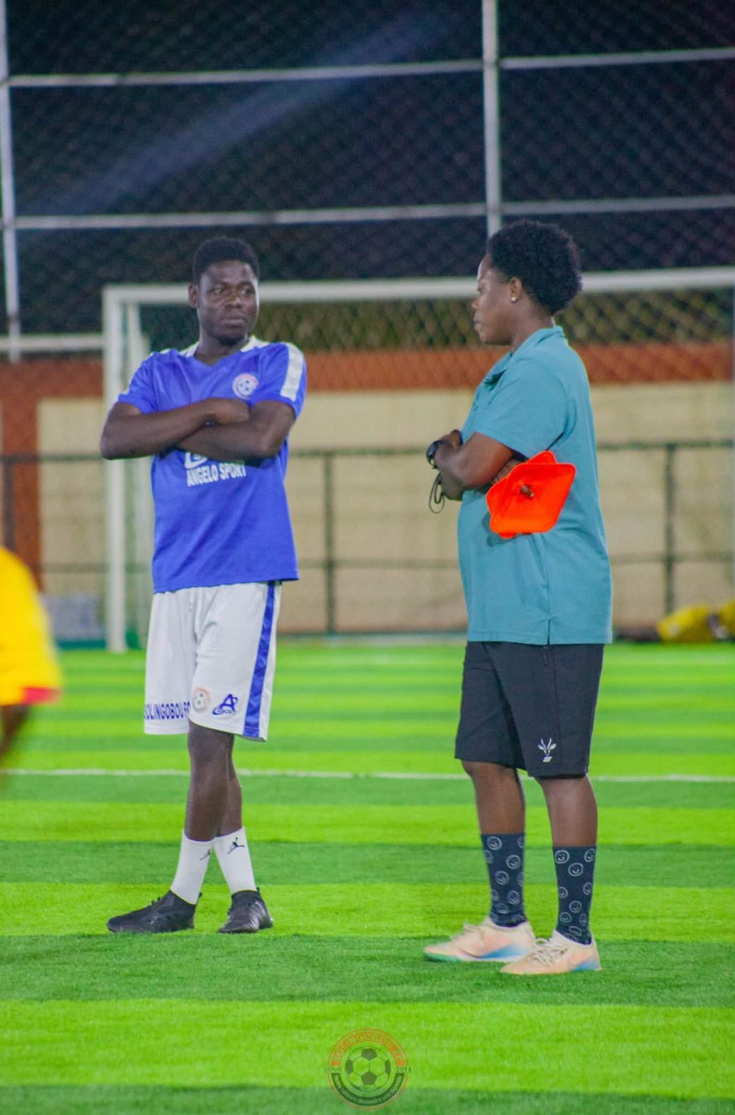 Un joueur et une encadreuse à l’entraînement du soir