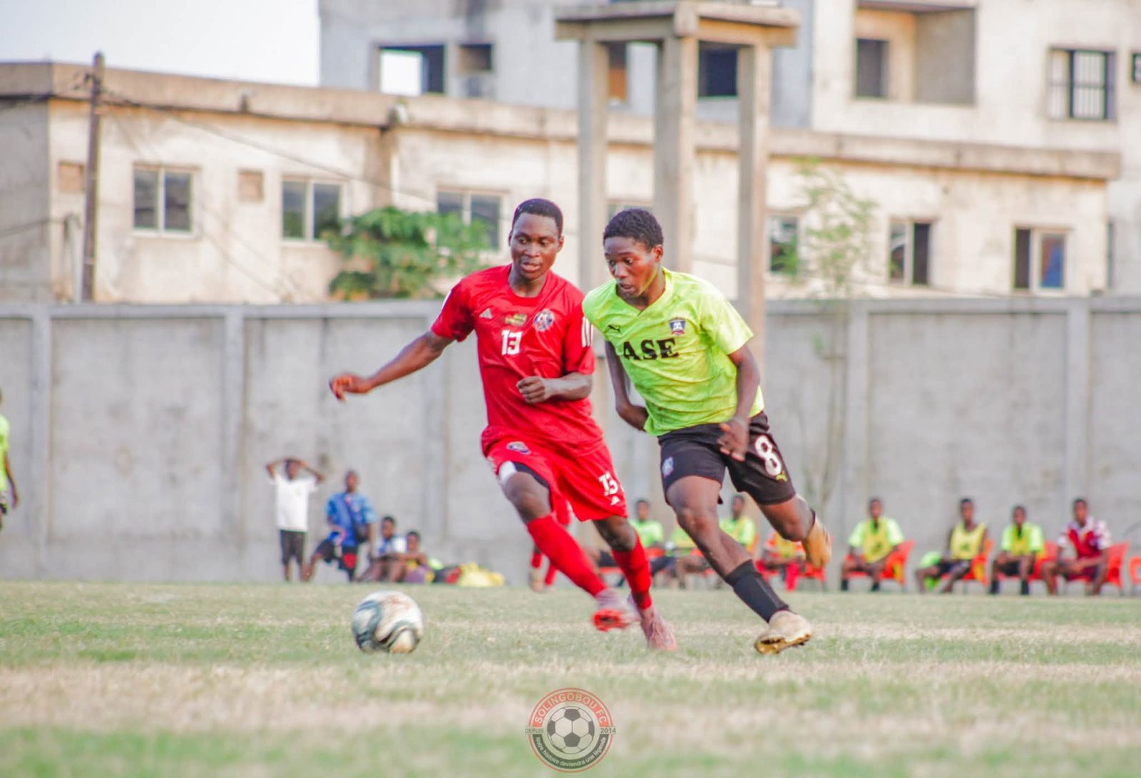 Duel entre un joueur de Solingobou FC et un joueur de l’ASE