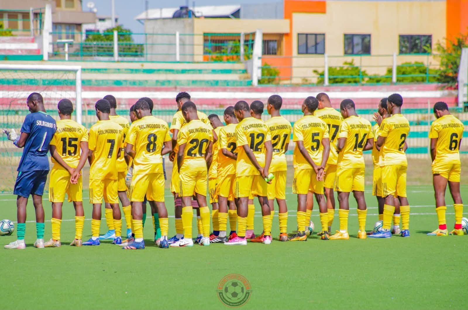 Une équipe en jaune pose avant son match du tournoi de détection