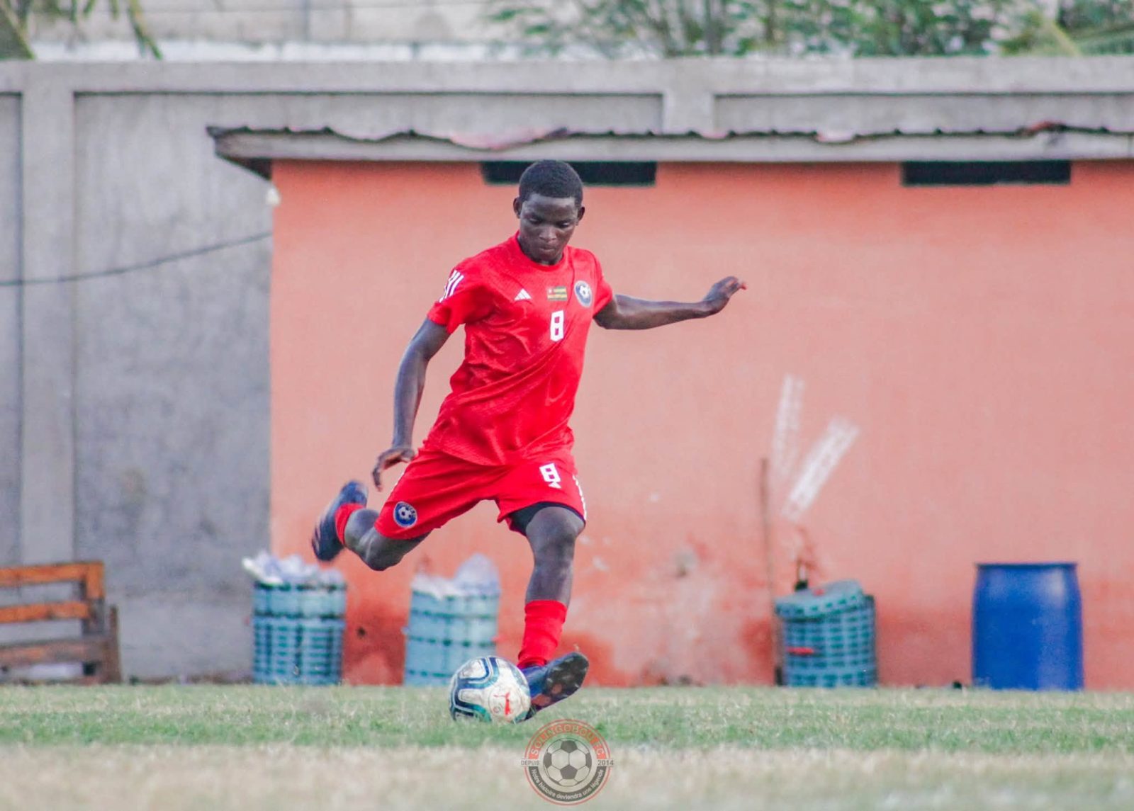Un joueur de Solingobou FC frappe le ballon