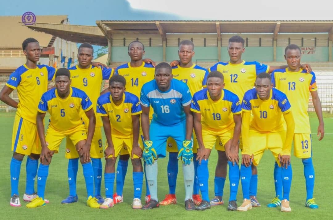 Une équipe de Solingobou FC pose avant un match