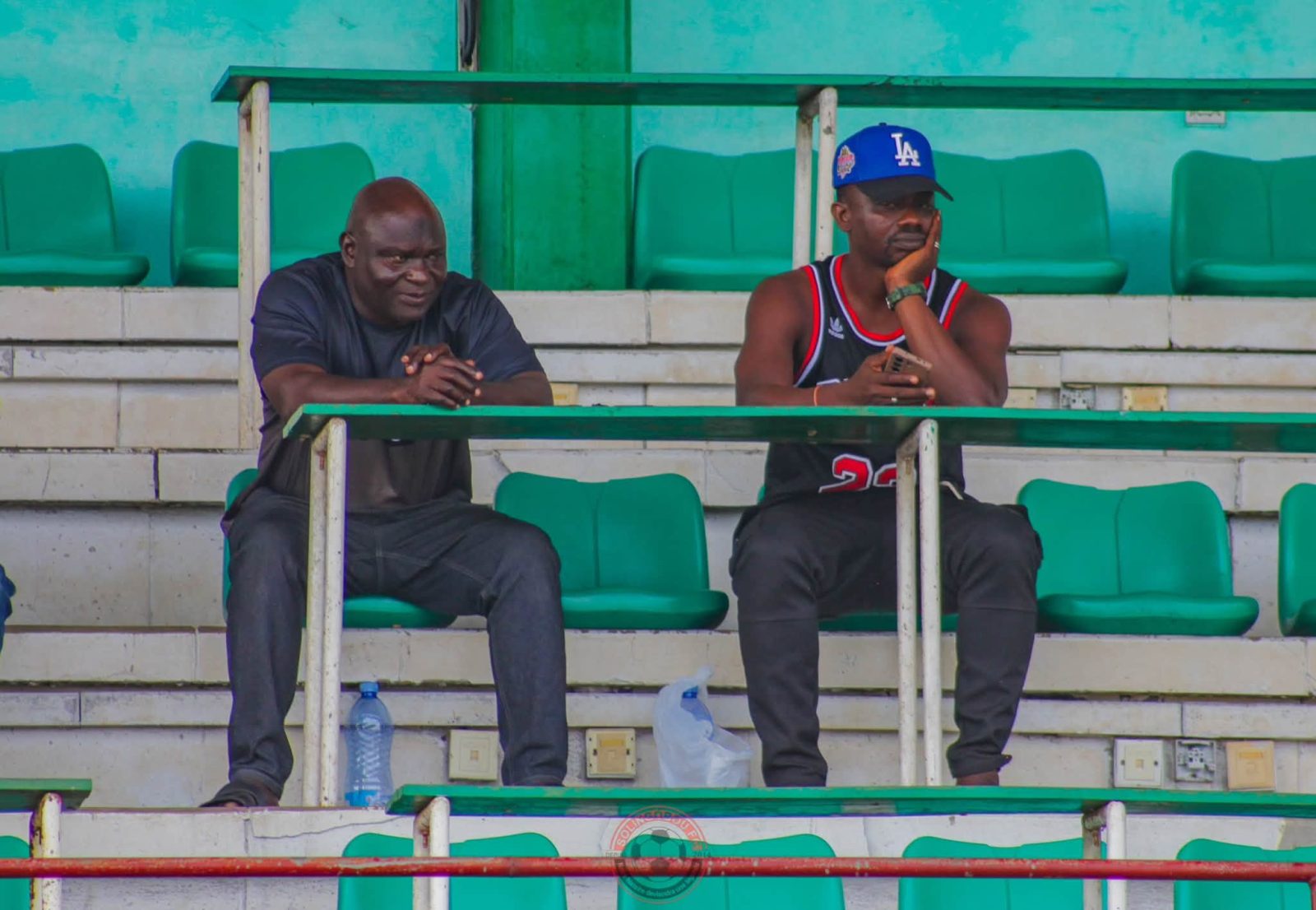 Deux spectateurs dans les tribunes