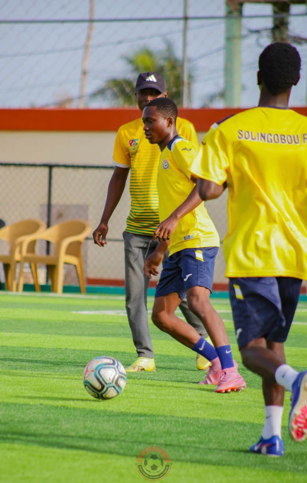 Deux joueurs en jaune à l’entraînement