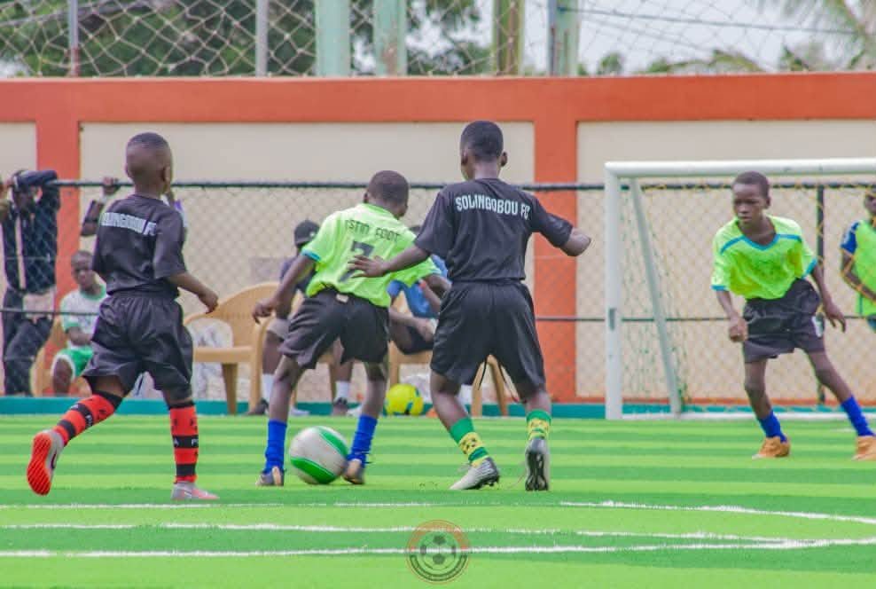 De jeunes joueurs se disputent le ballon