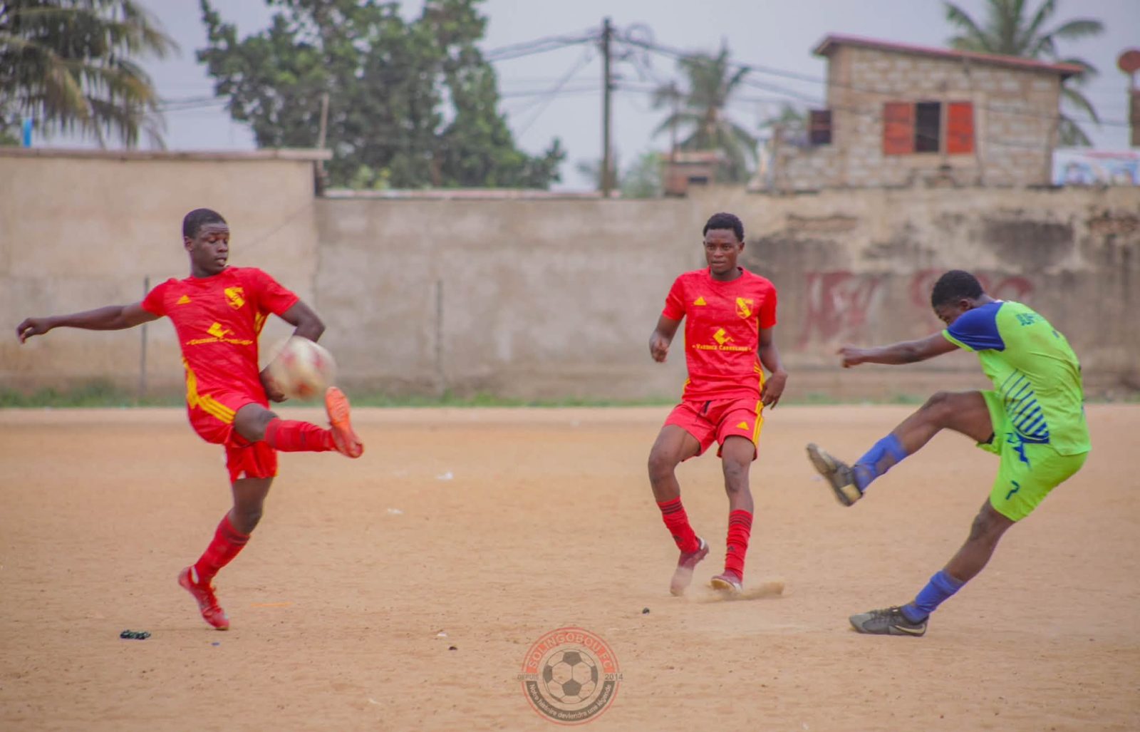 Un joueur de Solingobou FC dégage le ballon