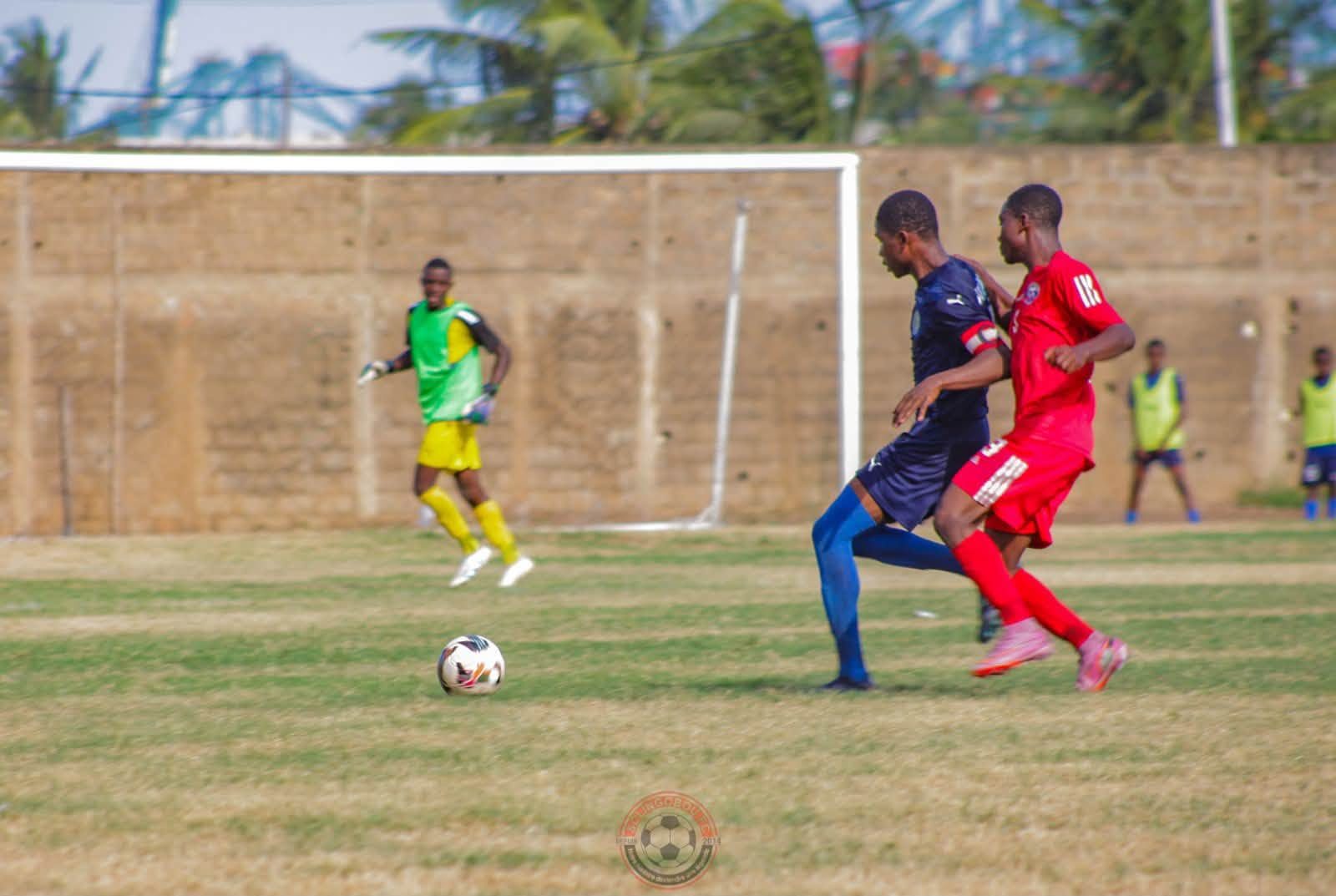 Duel pendant le match U17 face à l’Académie Swallows