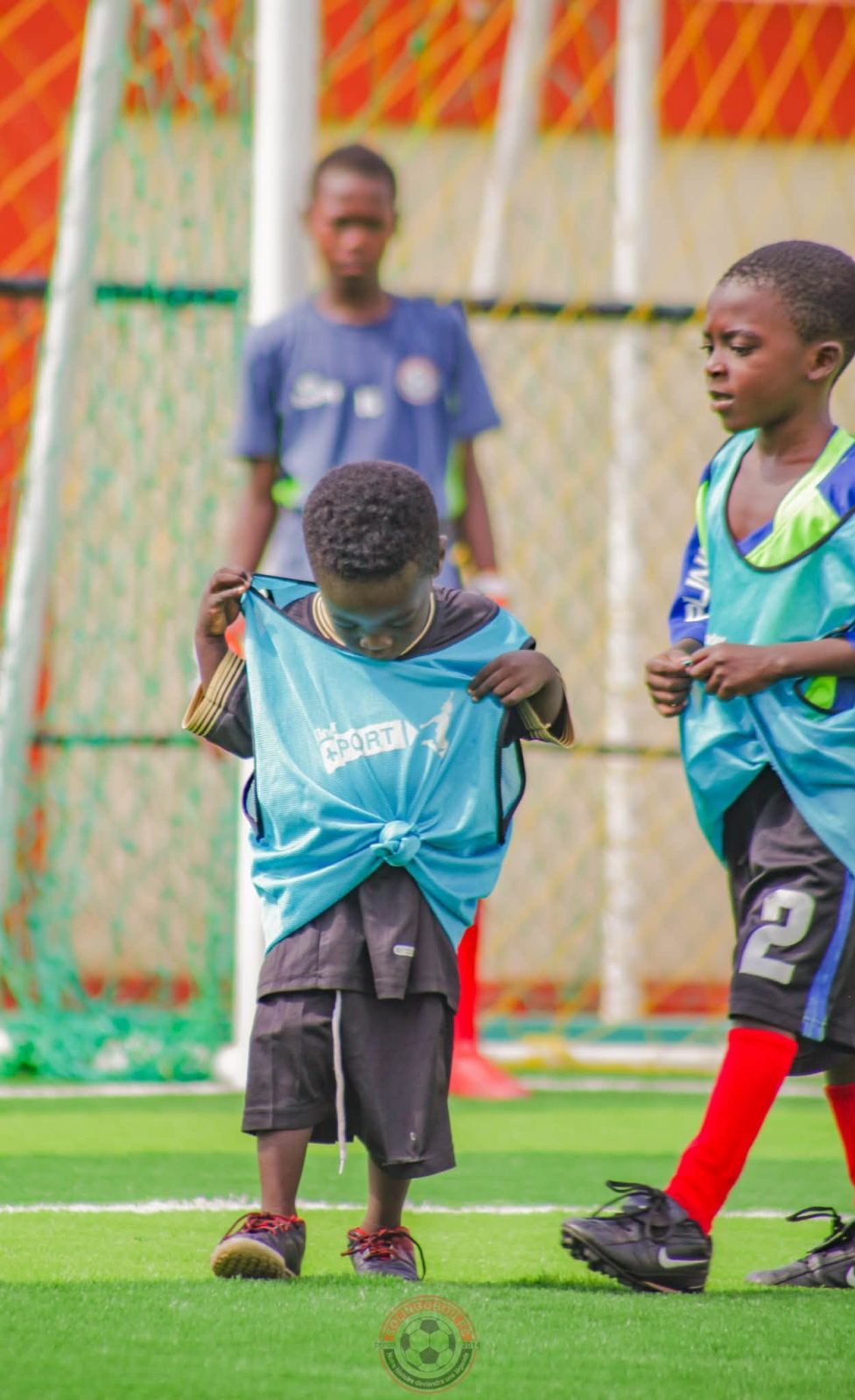 De jeunes joueurs enfilent leurs chasubles