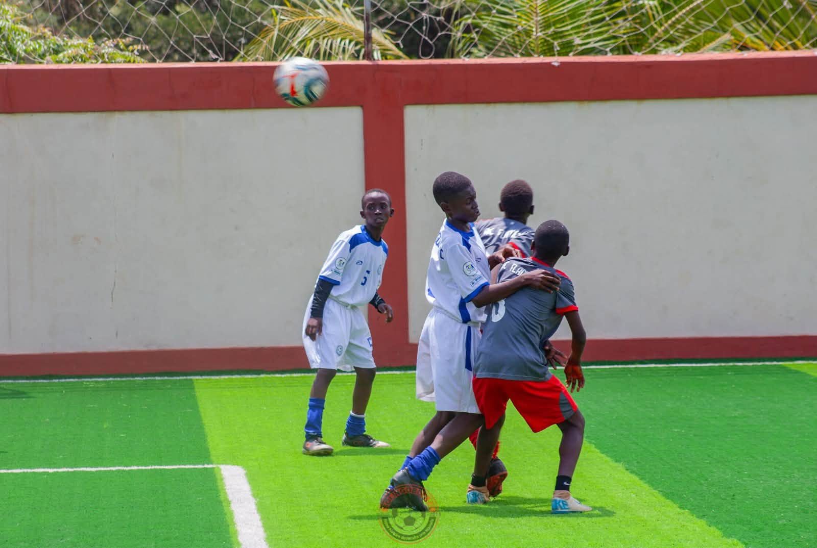De jeunes joueurs se disputent le ballon