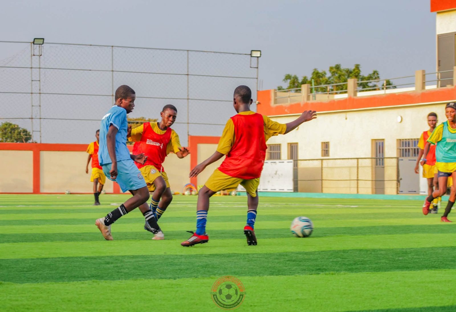 Petit match d’entraînement entre jeunes joueurs sur le terrain synthétique