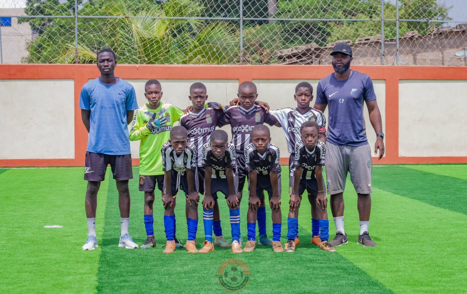 Une équipe de jeunes pose avec ses entraîneurs