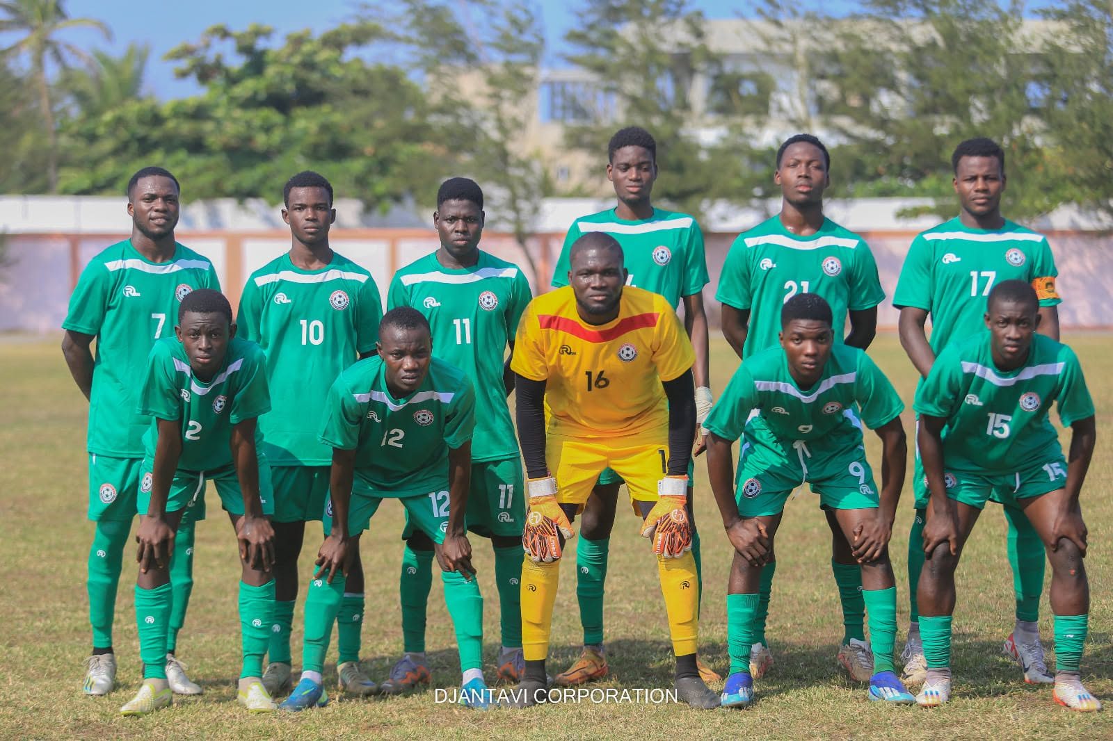 Une équipe en vert pose avant un match