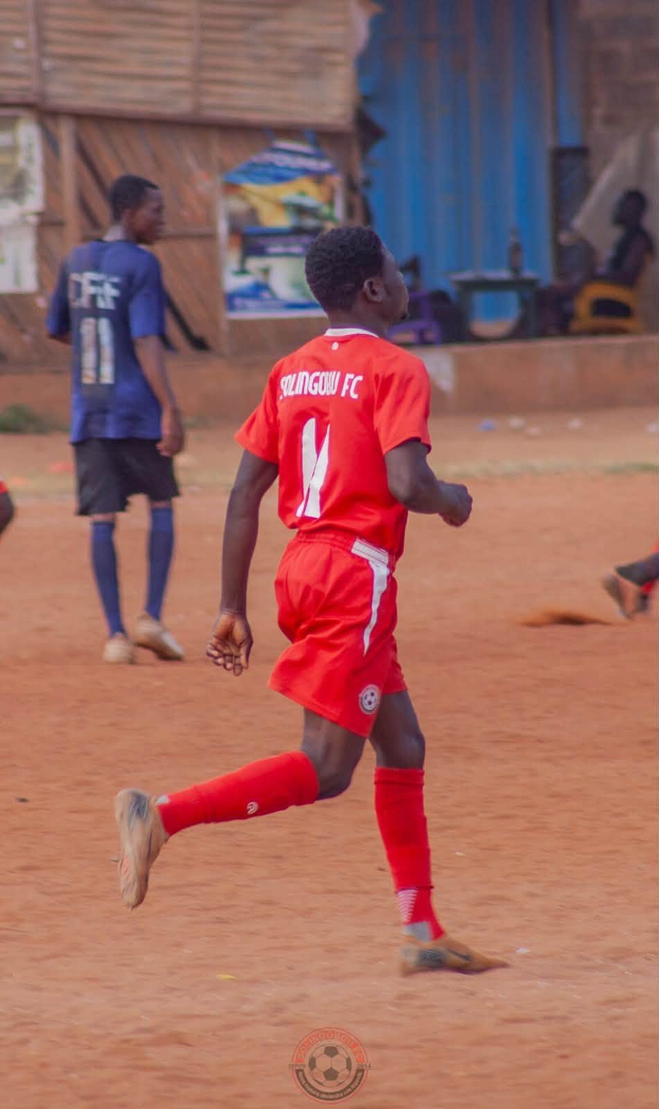 Un joueur de Solingobou FC conduit le ballon