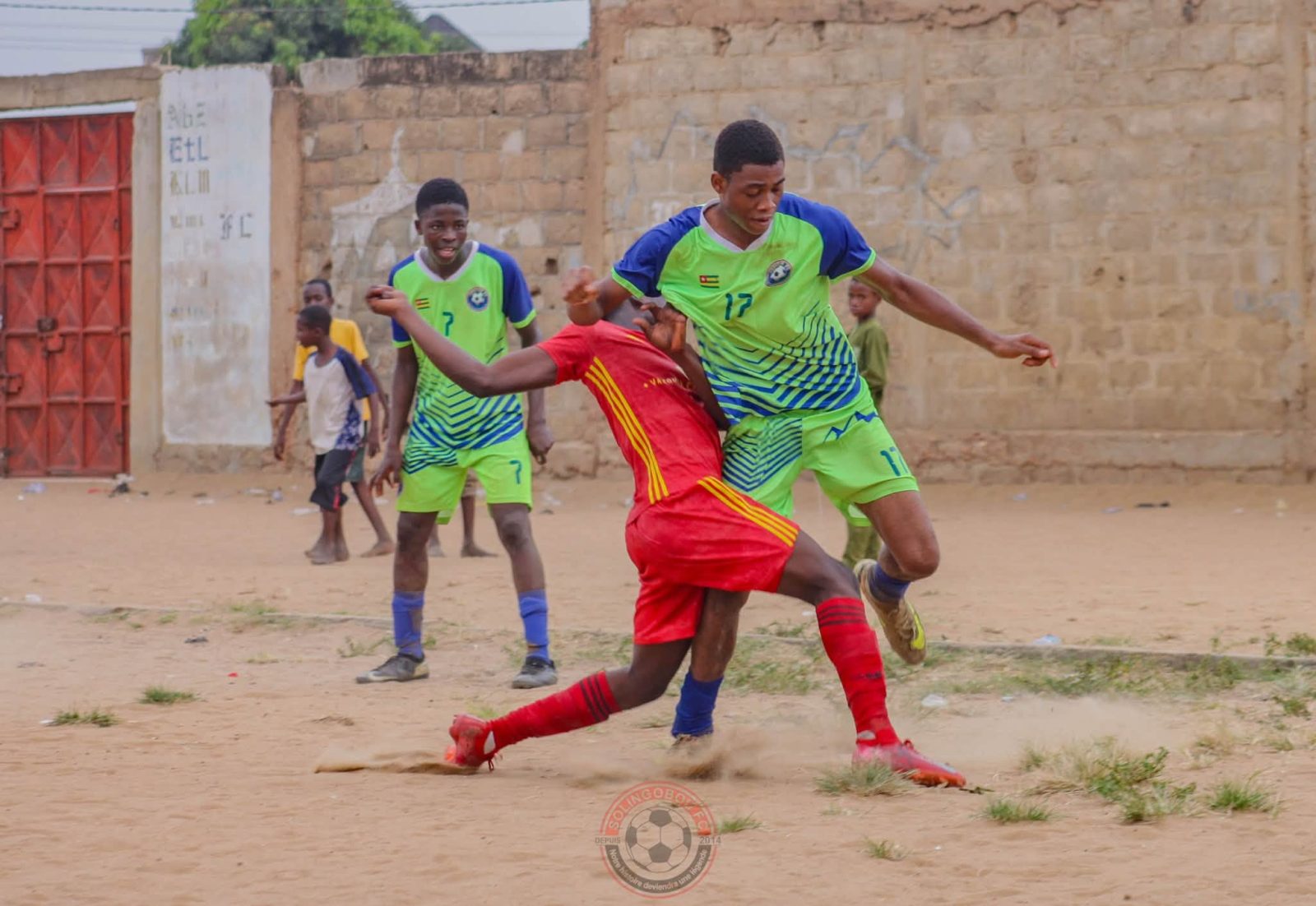 Un joueur de Solingobou FC tente de récupérer le ballon