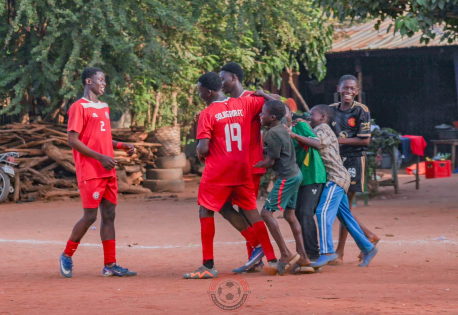 Un joueur de Solingobou FC au milieu des supporters