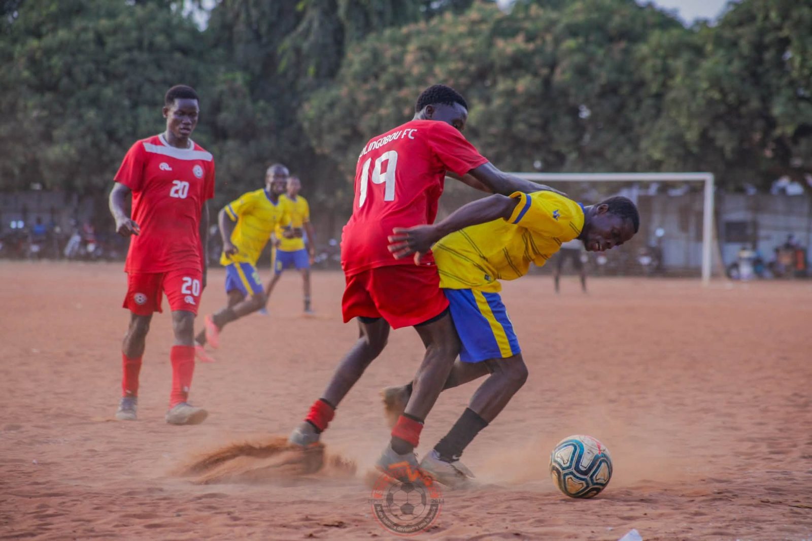 Un joueur de Solingobou FC à la lutte avec un adversaire
