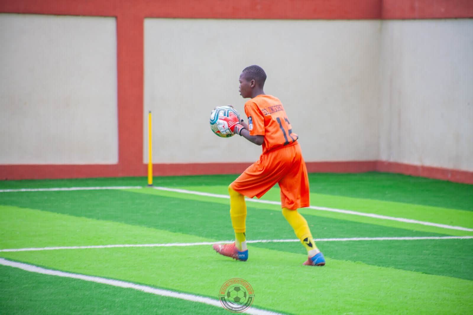 Le jeune gardien capte le ballon