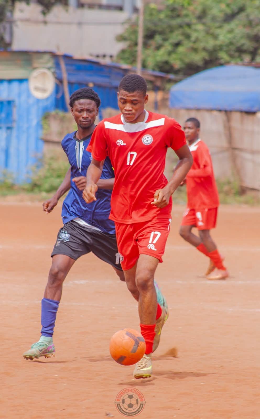 Duel lors d’un match sur terrain en terre