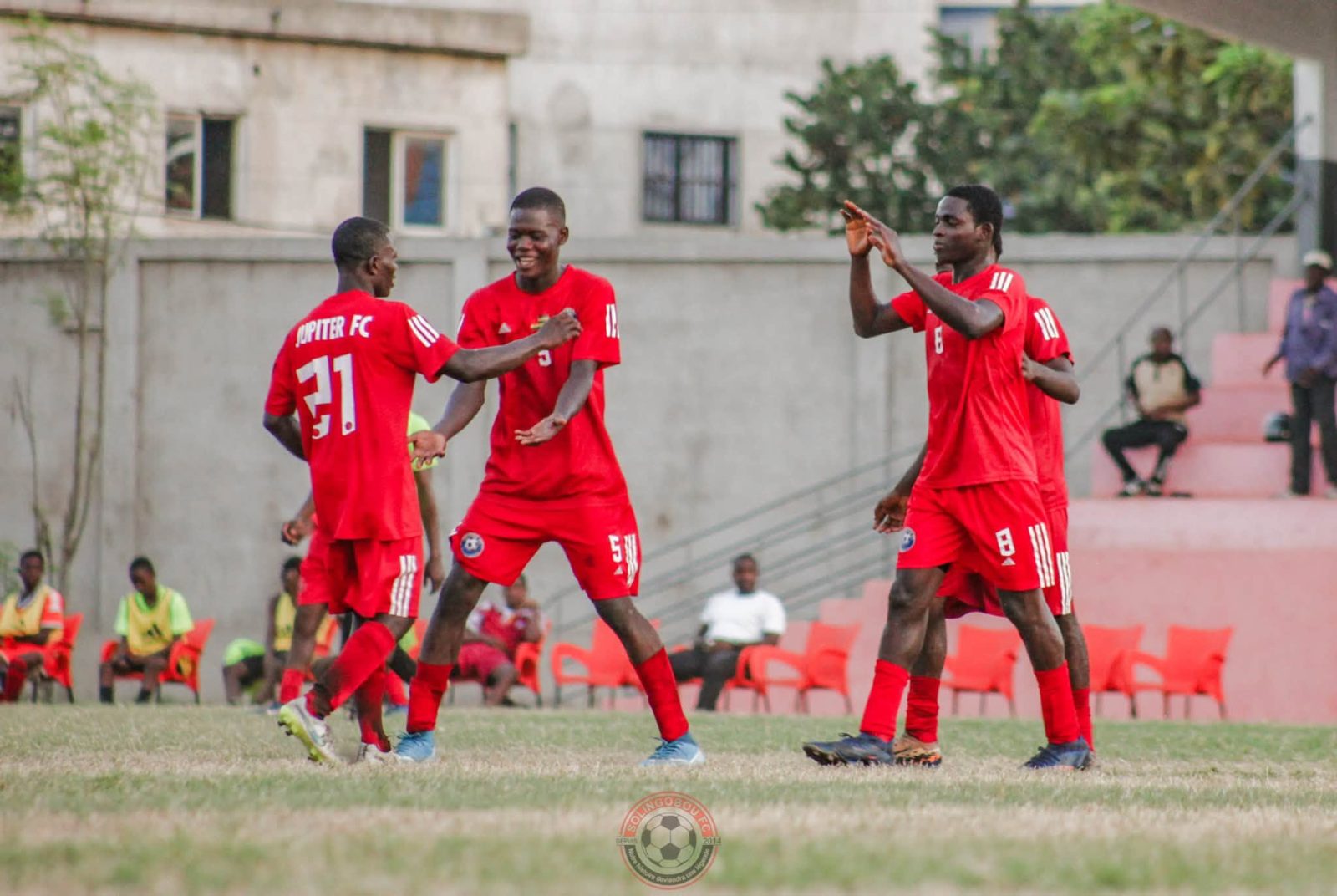 Les joueurs de Solingobou FC célèbrent un but