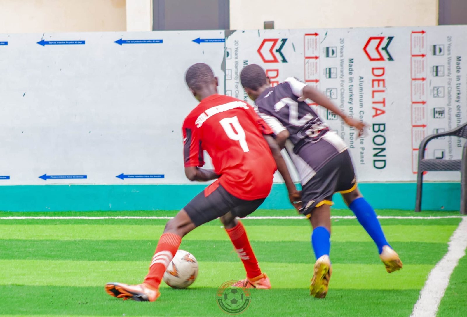 Duel pour le ballon le long de la ligne