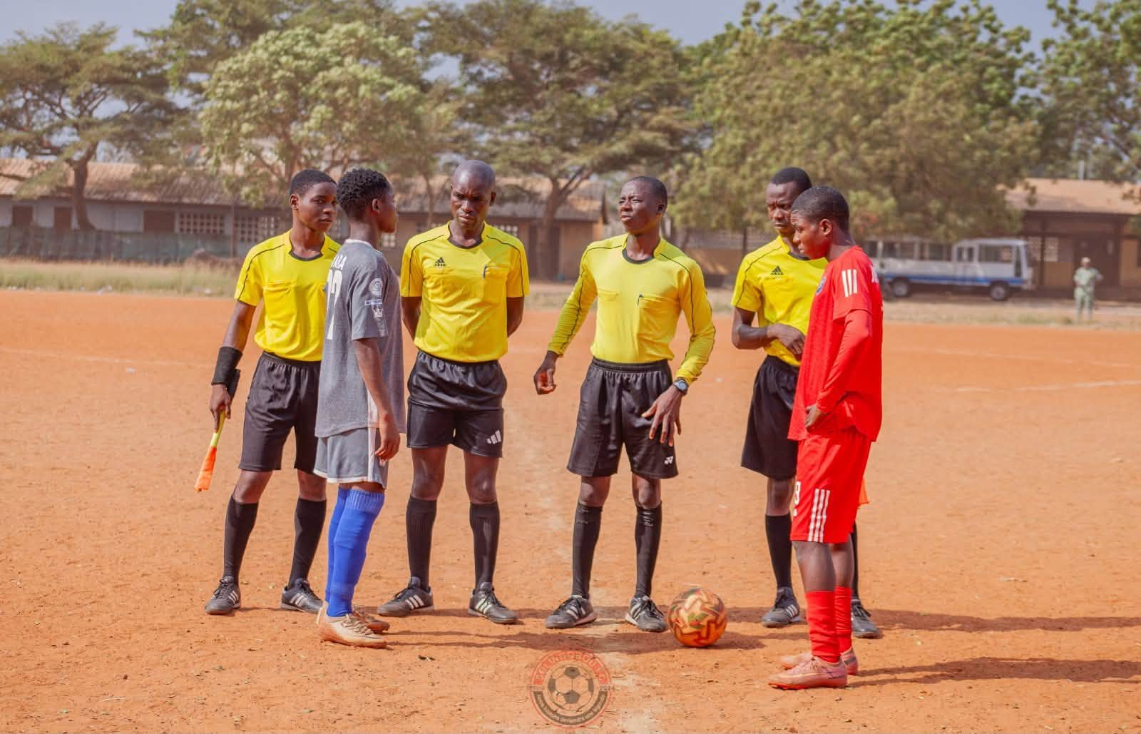 Les arbitres et les capitaines avant le match face à WARA FC