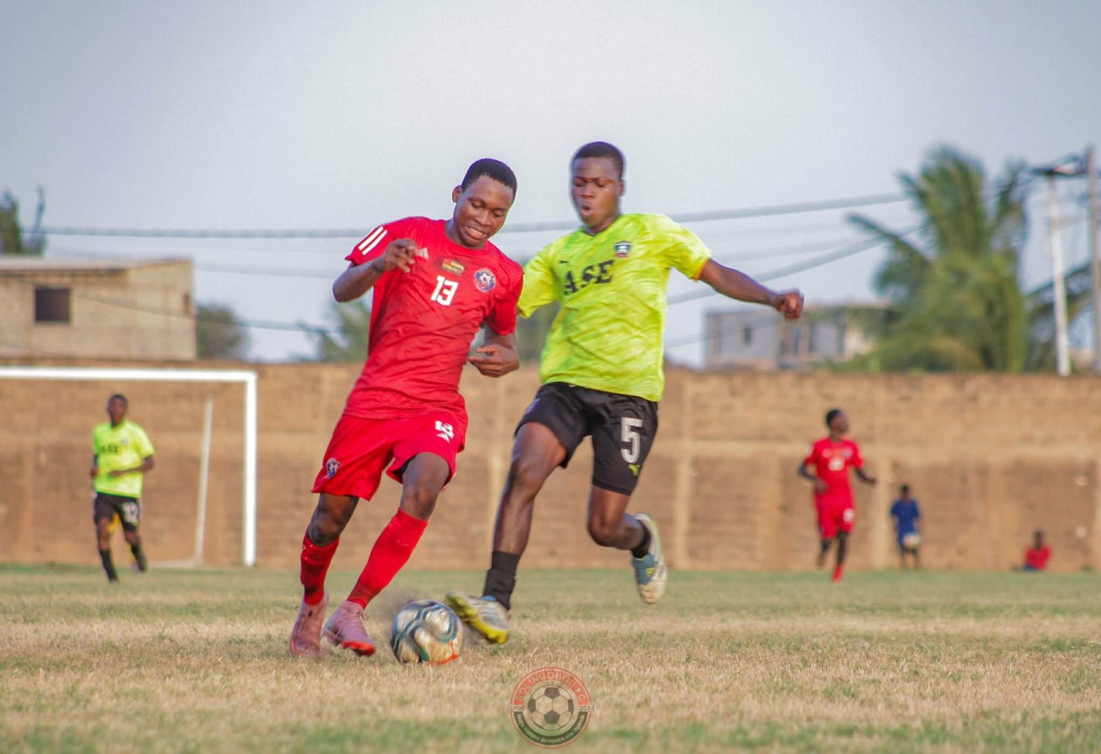 Un joueur de Solingobou FC protège le ballon face à un adversaire
