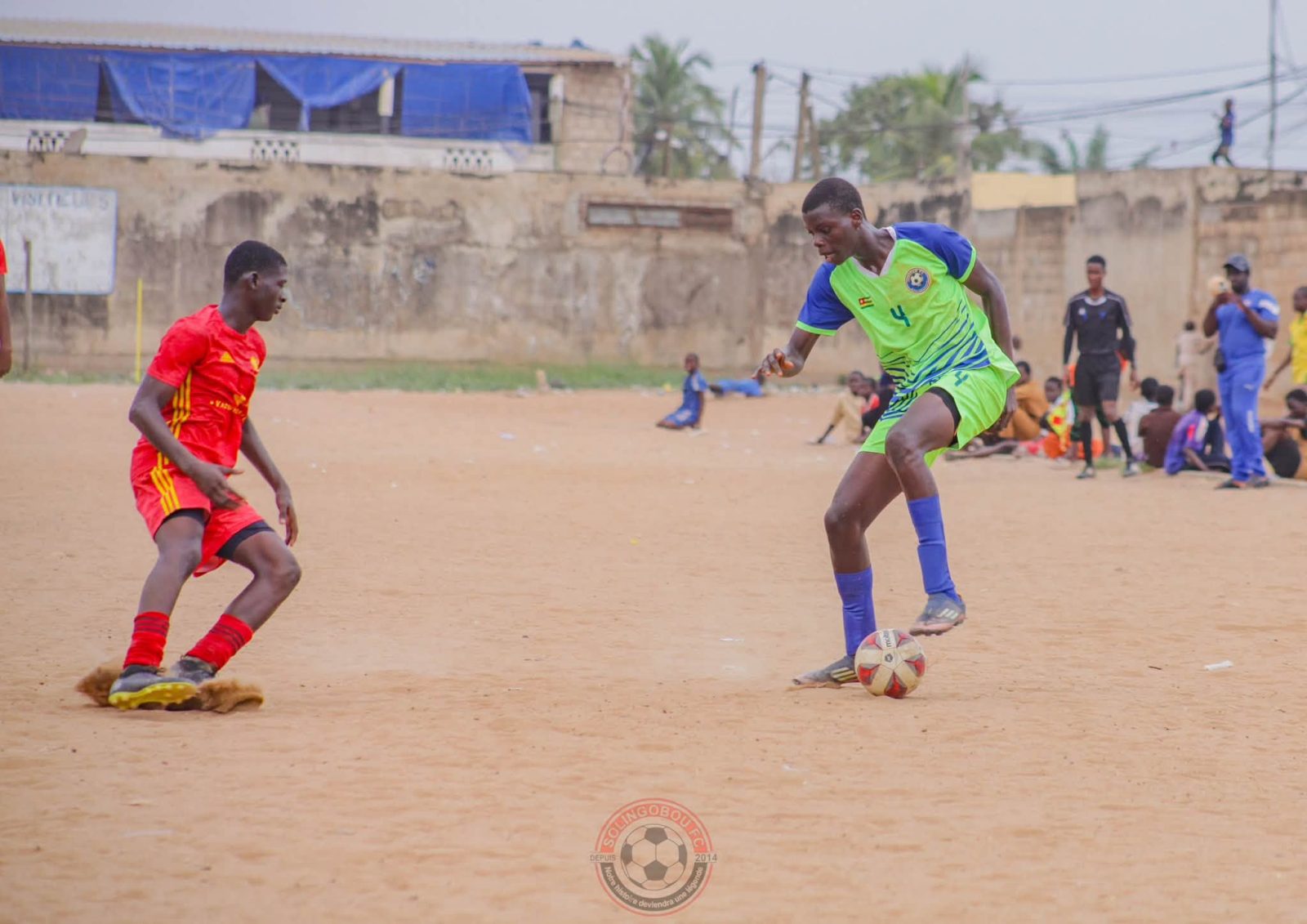 Un joueur de Solingobou FC lancé vers le but adverse