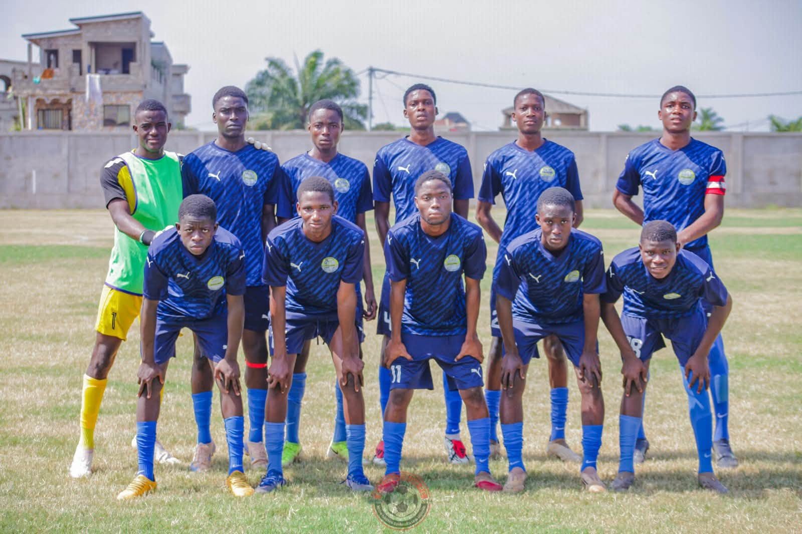 Les joueurs de l’Académie Swallows posent avant le match